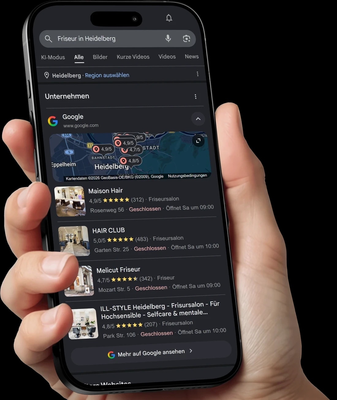 Smartphone in der Hand mit einer Google-Suche nach „Friseur in Heidelberg“ und lokalen Suchergebnissen